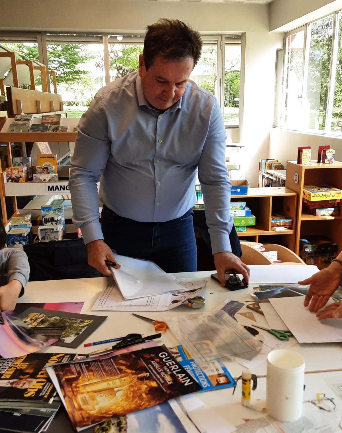 Atelier de collages surréalistes